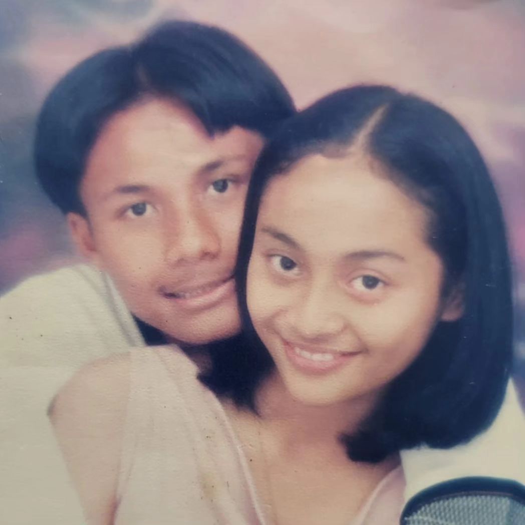 dinikopi13's tweet photo. Kalau dari yg aku baca-baca dari postingan mereka, ternyata udah 27 tahun bersama sejak tahun 1997, wow salut banget bertumbuh bersama menghadapi banyak perubahan

Ini jadi cerita heartwarming juga buatku, sebuah bukti kalo possible buat berkembang bersama 1 orang yg sama walau kita sbg manusia punya banyak perubahan. Aku sendiri gatau apa yg sudah Mbak Dea dan Mas Ari kompromikan dalam hubungan mereka selama itu, tapi ternyata keinginan untuk bersama di jalan yg sama membuat hubungan mereka makin erat

Doakan aku juga bisa mengambil hikmah ini untuk hubunganku, aamiinn. Makasih Mbak Dea dan Mas Ari sudah mencontohkan kepadaku secara nyata. Semoga kalian berdua hidup berbahagia ❤️