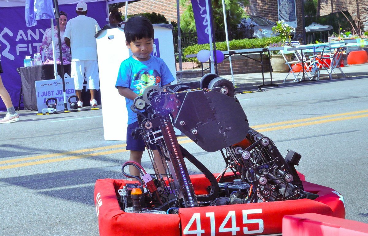 worbots4145's tweet image. This weekend, we had the opportunity to share STEM with members of the Worthington community at Market Day! People of all ages saw robots in action and even learned to drive one. 

#itsworthit #firstinspires #firstrobotics