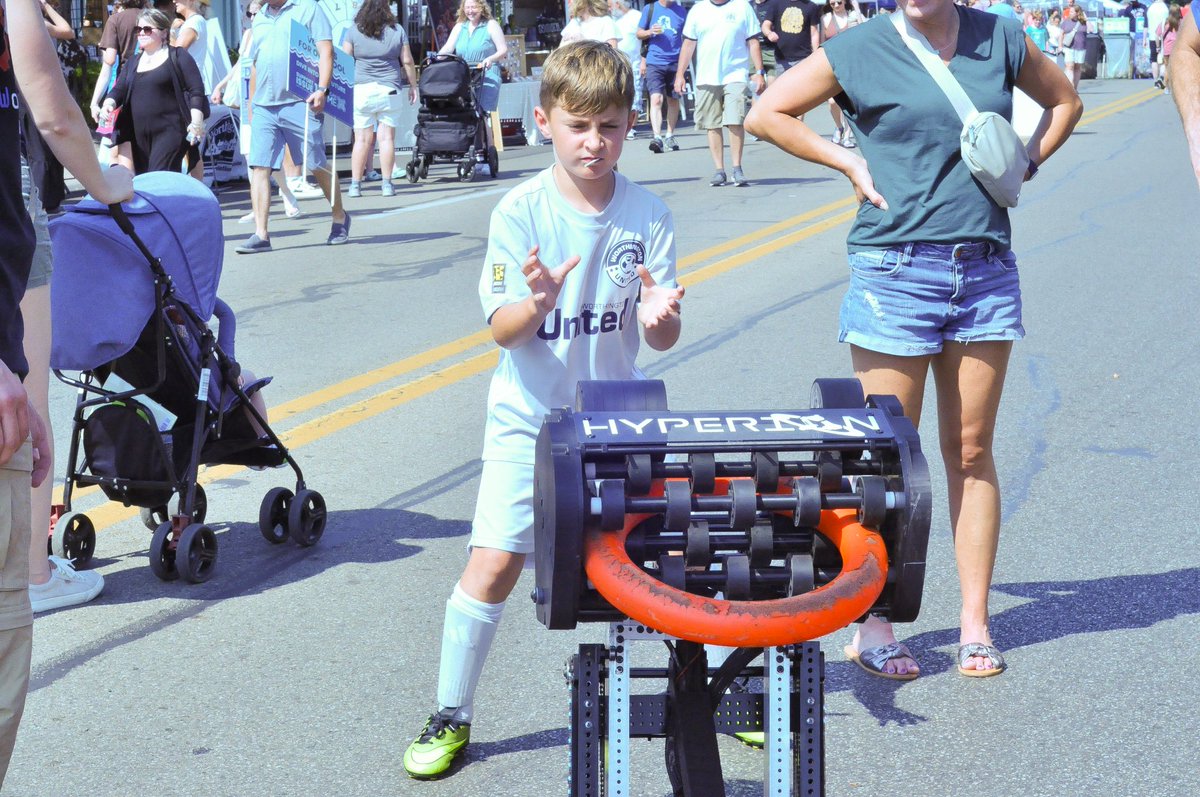 worbots4145's tweet image. This weekend, we had the opportunity to share STEM with members of the Worthington community at Market Day! People of all ages saw robots in action and even learned to drive one. 

#itsworthit #firstinspires #firstrobotics