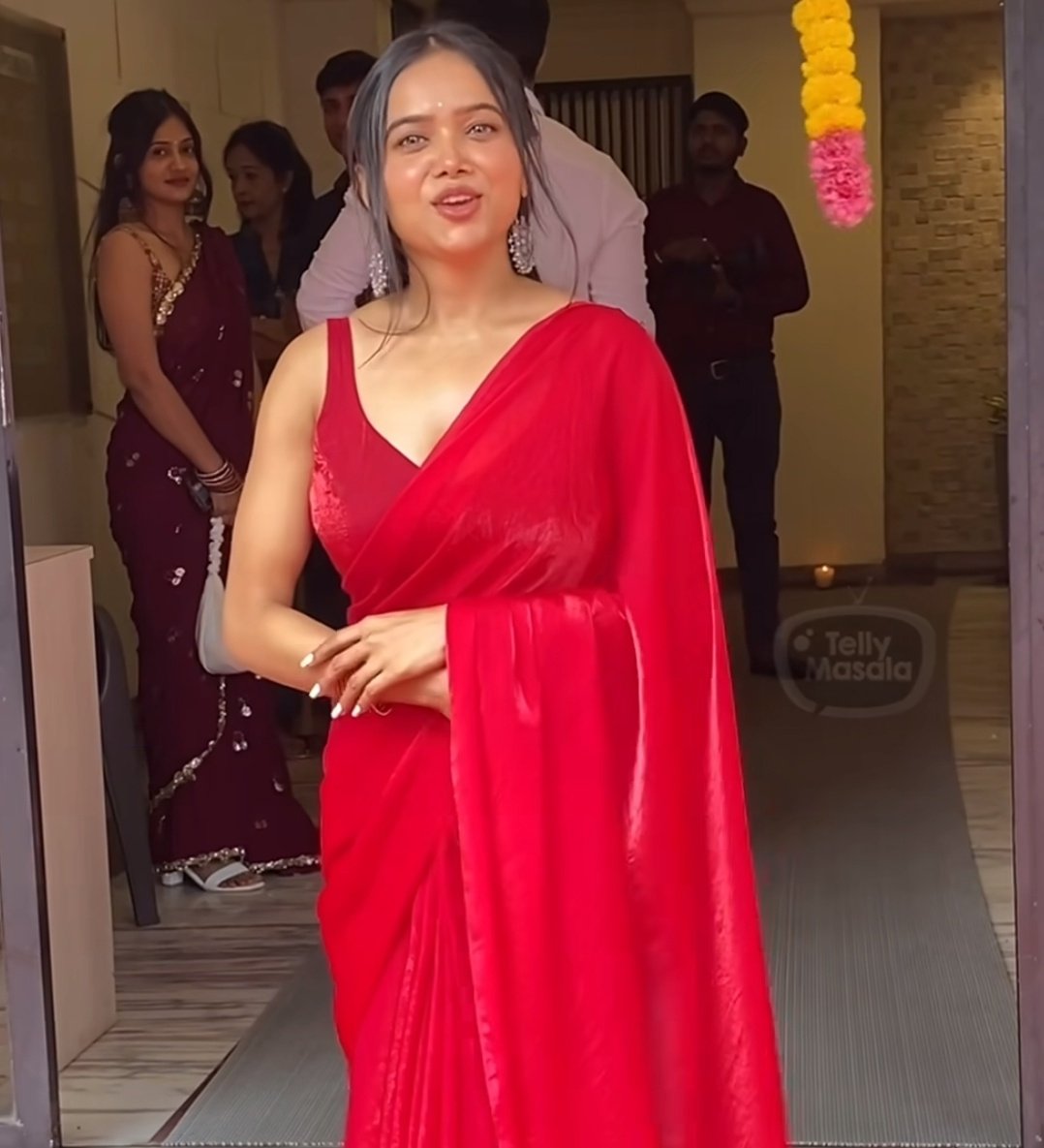 Celebrity_Tak's tweet photo. Aage To apni Manisha Rani hai Magar ye Pichhe itni kaatilana najar ke maalkin kaun hai bhai
Dhyan se dekho π
Wakai me Ladkiya ki Najren π«
Kamal ki hoti hai haiπ₯±π₯±π₯±
#ManishaRani #ManishaSquad #ManishaMatters #Himmies https://t.co/USimqMgFaX