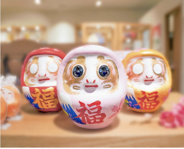 yumi_moroto's tweet image. 人気デザイン「富士と桜に松」シリーズの特別サイズ版。高さ12cmで大き過ぎず／小さ過ぎずの程良い存在感。ラフォーレ原宿2階 “SANKI ZAKKA” さんにて限定販売中‼️売り切れごめんの早いもの勝ちです☺️ 
デザイン：諸戸佑美
#happydaruma #tokyotokyo #だるま ＃縁起物  
instagram.com/p/C_-F4YFSxt8/…