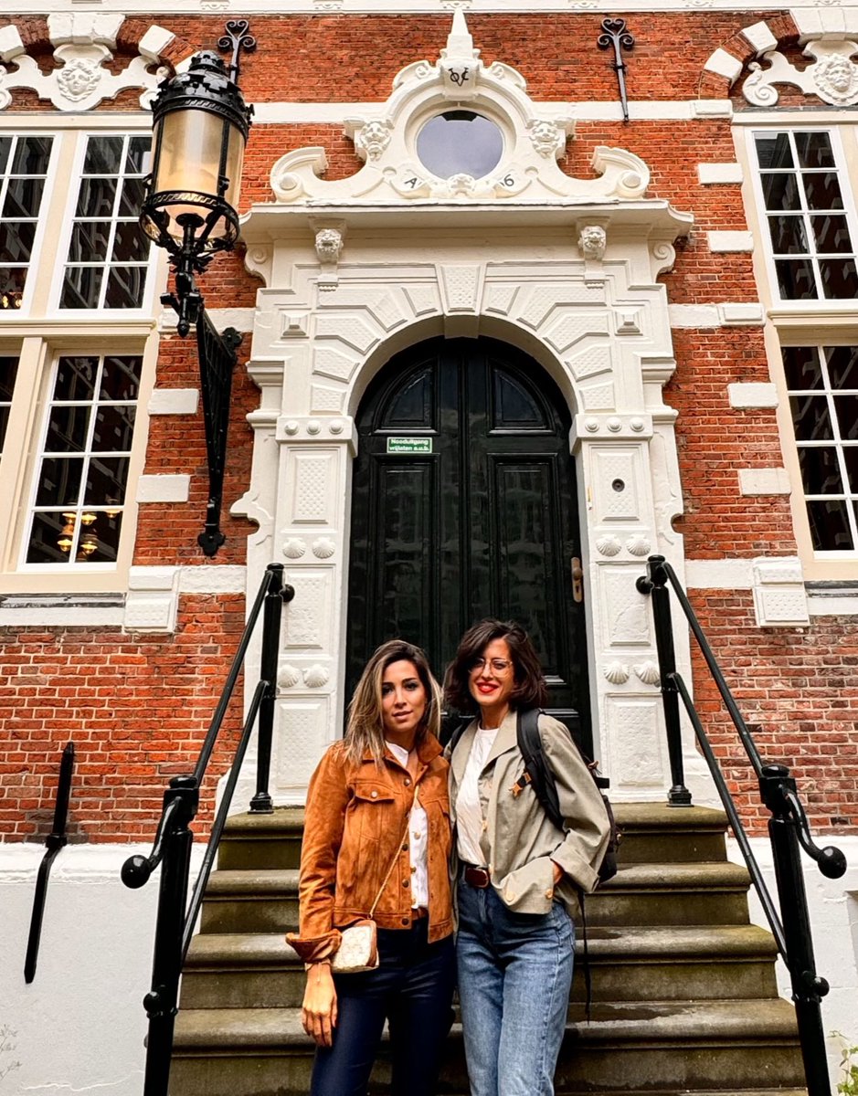 Dünyanın ilk anonim şirketlerinden biri Dutch East India Company. Monopol hakkı alan şirket Asya’daki operasyonları yürütmüş.

Şimdi üniversite kampüsü olmuş ama hala amblemi duruyor: VOC

<a href="/goksemin/">göksemin gökalp özdemir</a>