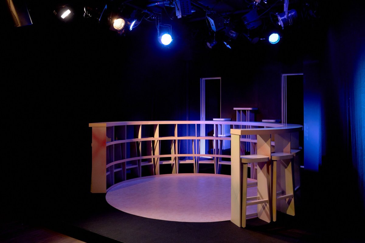 こわっぱちゃん家 都合
終演しました☆

久々に公演ハイです。
ここまで色々あったけど、舞台美術を、こわっぱちゃん家をやり続けてきて良かったと思えた公演でした。

空間の制約が強いことも演劇の面白さだった。
もっと勉強したいです。