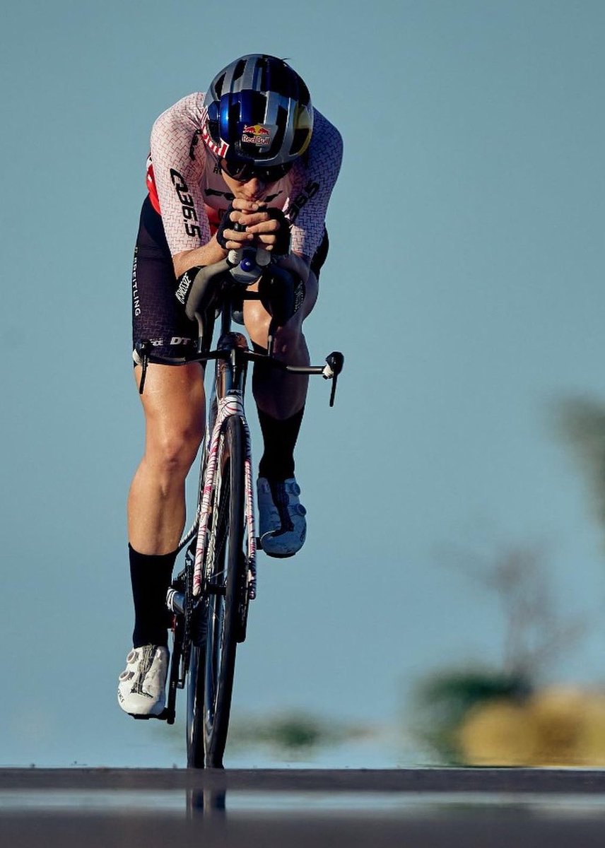 ‼️Daniela Ryf desvela su mejor rendimiento

“Kona 2018 fue una de esas pocas veces en las que pude competir sin presión tras salir a 10 minutos de Lucy del agua. Pensaba que la carrera estaba sentenciada y pude disfrutar de ella. Así rendí como lo hice. Una 🚴‍♀️ y 🏃‍♀️ brutales”