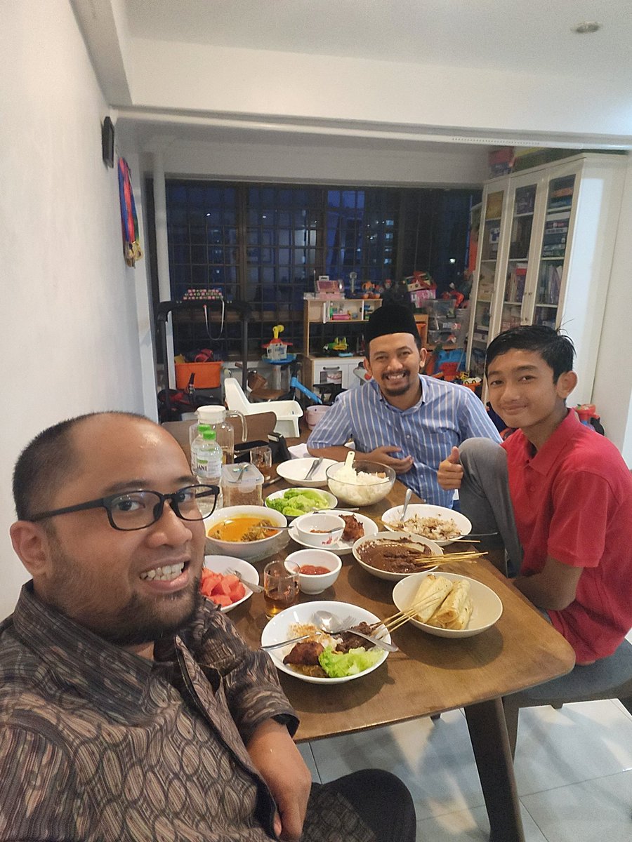 ivannanto's tweet photo. Diskusi implementasi ilmu data untuk ketahanan pangan di kediamannya mas @ainunnajib di Singapura. Sangat penting untuk bisa mencapai 8 persen pertumbuhan ekonomi Indonesia ke depannya! https://t.co/OVIGrpSmJj