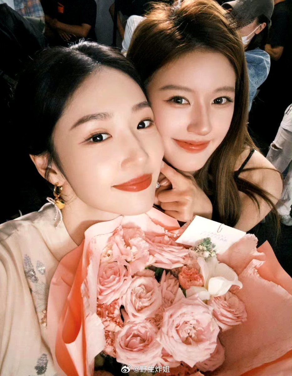 BabyZhao9's tweet photo. 🤗💜🌹
#ZhaoLusi #จ้าวลู่ซือ #赵露思 #RosyZhao #LetMeShine #LovesAmbition #XuYan https://t.co/KH3LGCWMZH