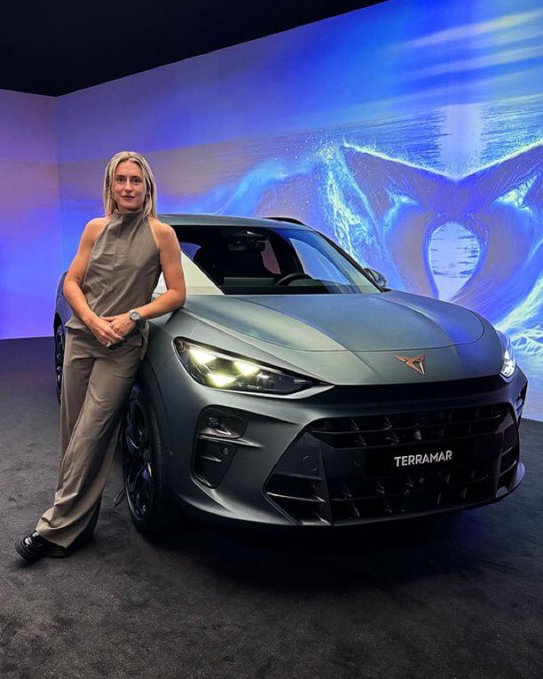 nobody looking at that damn car