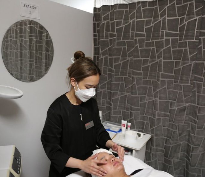 SenecaFashion's tweet photo. 🎉 Evolutions Spa opens today! 🌟 Enjoy manicures, pedicures, facials, and more in a relaxed setting. 💅🧖‍♀️

🗓 Hours: Mon: 11:15a-1:15p &amp; 2:45p-4:45p Tue/Wed/Fri: 9:15a-11:15a &amp; 1:00p-3:00p

Shop Aveda, CND, Footlogix, Guinot, O.P.I. Call 437.312.0529 to book! 💫 https://t.co/Dyrdxaa7Pu