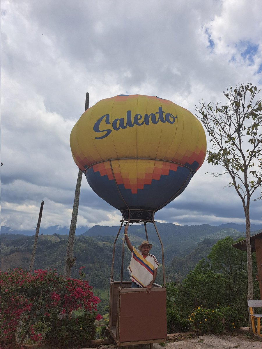 capelladavo's tweet photo. SALENTO un hermoso pueblo cafetero lleno de muchos coleres en el #Quindio, con una vista única e increíble.
Colombia es bella hay que apoyar el turismo.
.
.
.
.
.
.
.
.
.
.
#Salento #Quindio #Cadfe #PuebloCafetero https://t.co/2hP08sNlT5