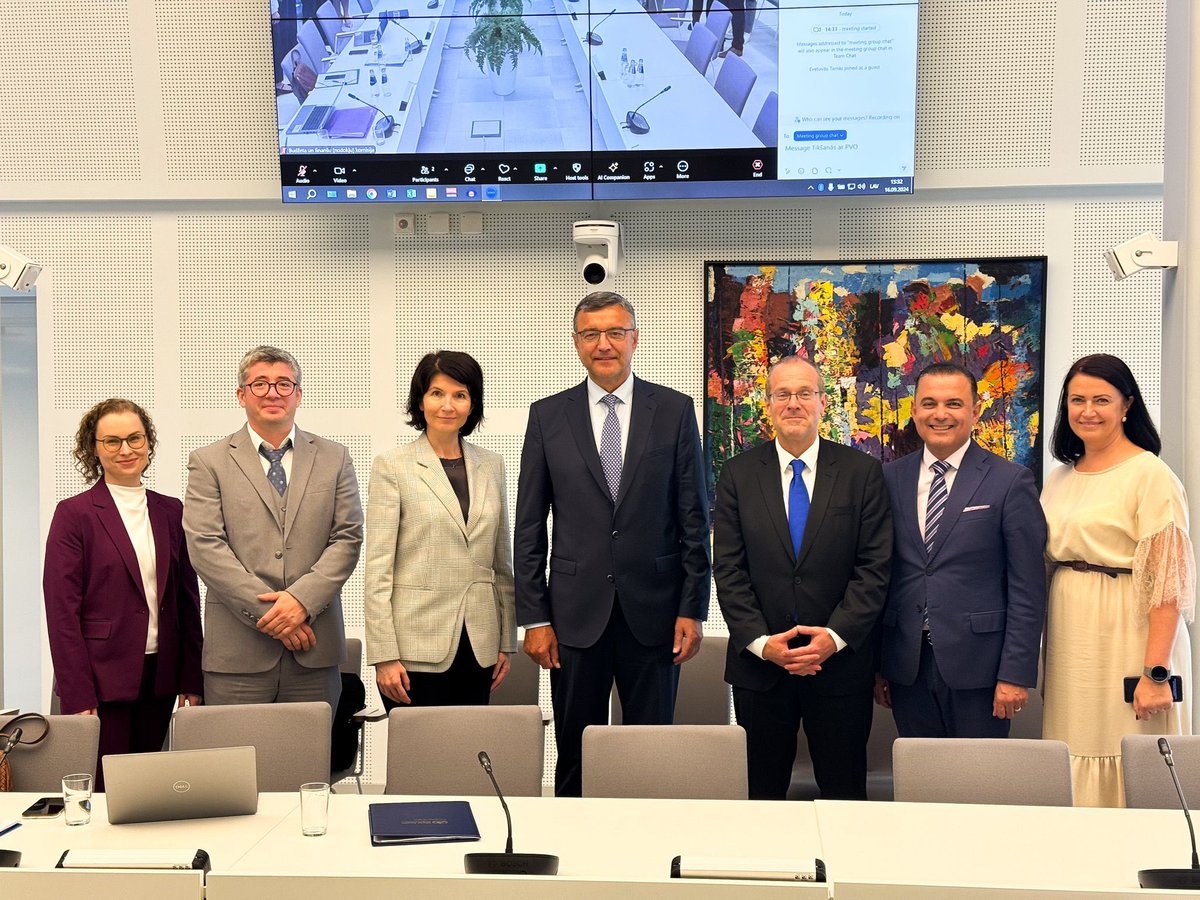 H_AbuMeri's tweet photo. 📈Ar Saeimas budžeta un finanšu komisijas vadītāju - Jāni Reiru un PVO Eiropas reģionālo direktoru diskutējām par 🇱🇻 veselības sistēmas attīstību un pakalpojumu nepārtrauktības nozīmi, kas ir Latvijas drošības jautājums, tādē�� būtiski ir nodrošināt veselības fiansēšanas noturību. https://t.co/jY3xqu89Pi
