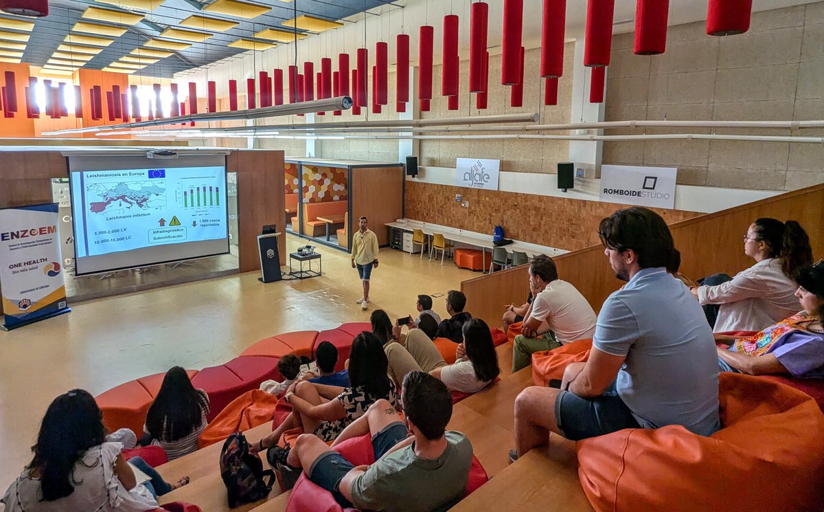 Hoy nuestro compañero <a href="/jesusbarbero96/">Jesús Barbero-Moyano</a> nos ha dado una magnífica charla sobre leishmaniosis en zonas de alto riesgo dentro del Ciclo de Seminarios Internos de <a href="/ENZOEM_UCO/">ENZOEM</a>! 🔬🦟🐇🧑🏻‍⚕️🐶
