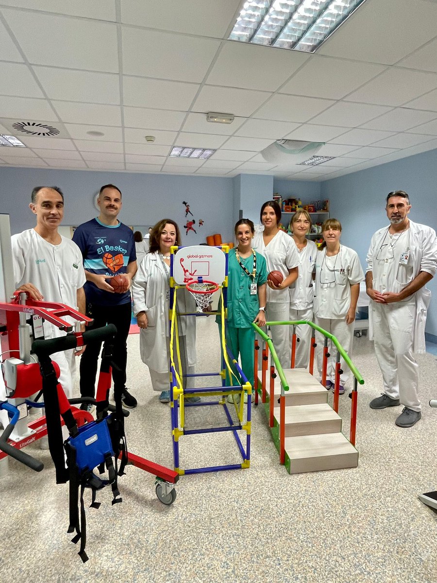 Felices porque la máquina de suspensión de peso ya está en el Gimnasio pediátrico del Hospital Miguel Servet, junto a una canasta y unos peldaños para andar. De hecho ya se están usando por los pequeños pacientes y sus familias pueden ver su funcionamiento en un Hospital Público.