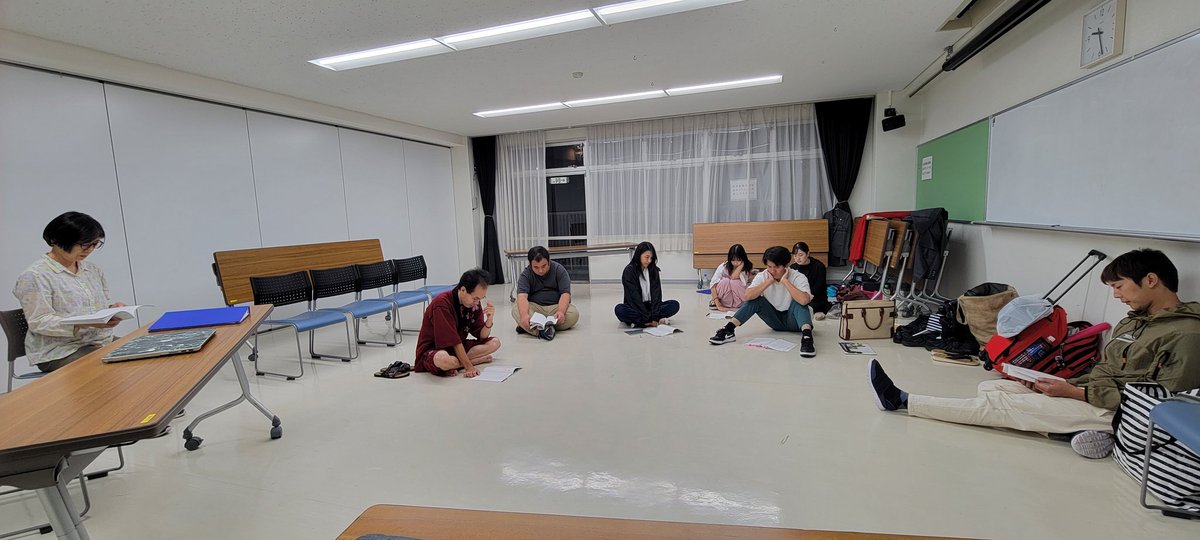 TokyoAct's tweet photo. #比翼連理の果て2024
本日より集中稽古というものが始まっております。
登場人物、シーン毎、作品全体、それぞれ質が高まっていることが分かり、
演出家の期待も高まっているようです。
俳優の皆様に掛ける言葉も、より緻密なものになっています。

写真は脚本の難しい言葉に向き合う座組の皆。
(友稀) https://t.co/ULPeqkgQch