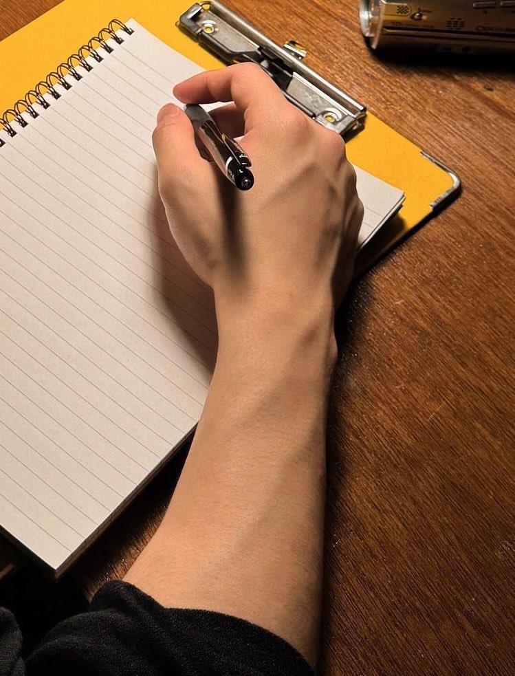 mo__rk_82's tweet photo. 렘님 연필 쥐고 있는 손 ㄴㅁ 좋아함 https://t.co/AXRaqon7eO