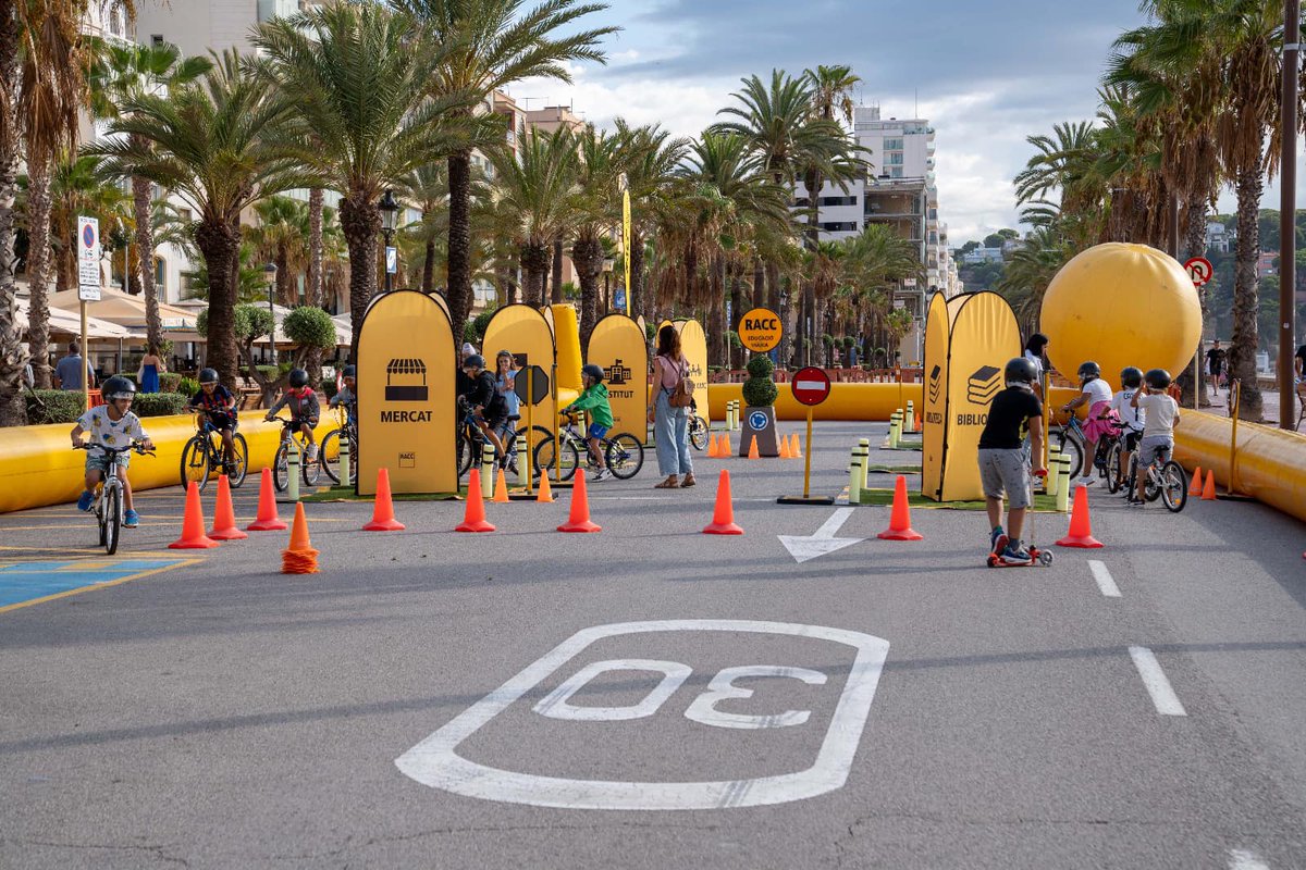 🚴‍♀️ Aquest diumenge t'esperem a la Bicicletada Popular amb motiu de la Setmana Europea de la Mobilitat!

👉 Acompanya'ns a descobrir el nou carril bici de #LloretdeMar!

📍 Sortida des de la Plaça de la Vila
🔧 Amb Inspecció Tècnica de Bicicletes (ITB)

🖥️ lloret.cat/Bicicletada