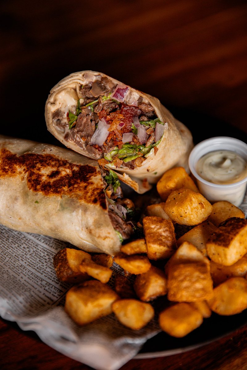 ¡Mira pa’ achá bobo! 🥩🌯
Ordena el Boludo hoy, wrapsito de churrasco, tocineta, setas, cebolla salteada, queso mozzarella, ensalada mixta &amp; sesame mayo. 
¡Abiertos 8am-5pm!