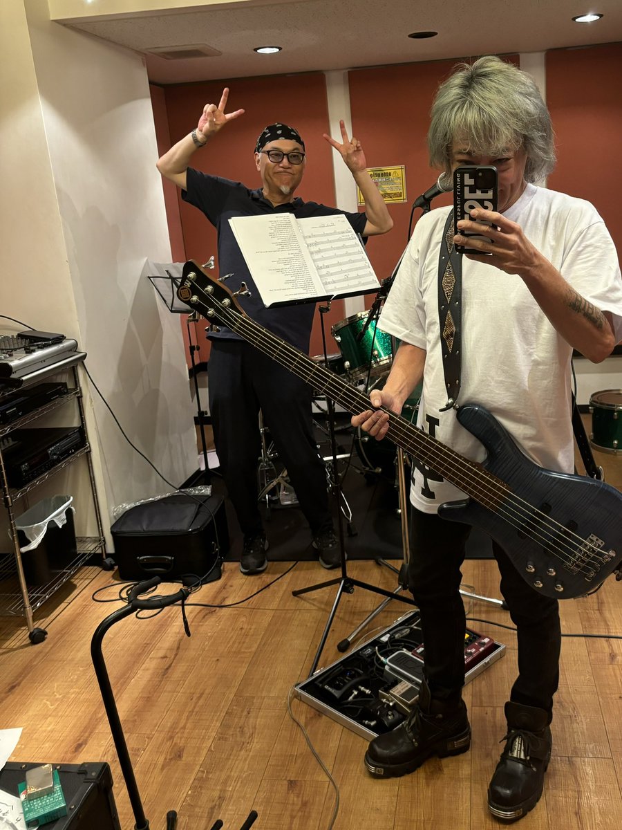 IkedaTakahiro7's tweet photo. 本日16日【Studio Rose】にてBaysidekidのリズム隊で"関内シルバーバックLIVE"の確認作業!
そこで分かった事!bass&ボーカル出来る事と出来ない事がある🥶🥶🥶
それも踏まえてみに来てね😭😭😭
#Baysidekid #9月22日関内シルバーバック #StudioRose #池田鷹浩 #吉永忍 https://t.co/Y2HDaAo4BT