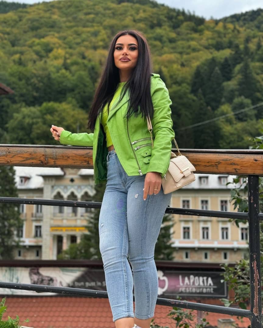 Business woman.deals with online digital currency ❤️‍🩹💔