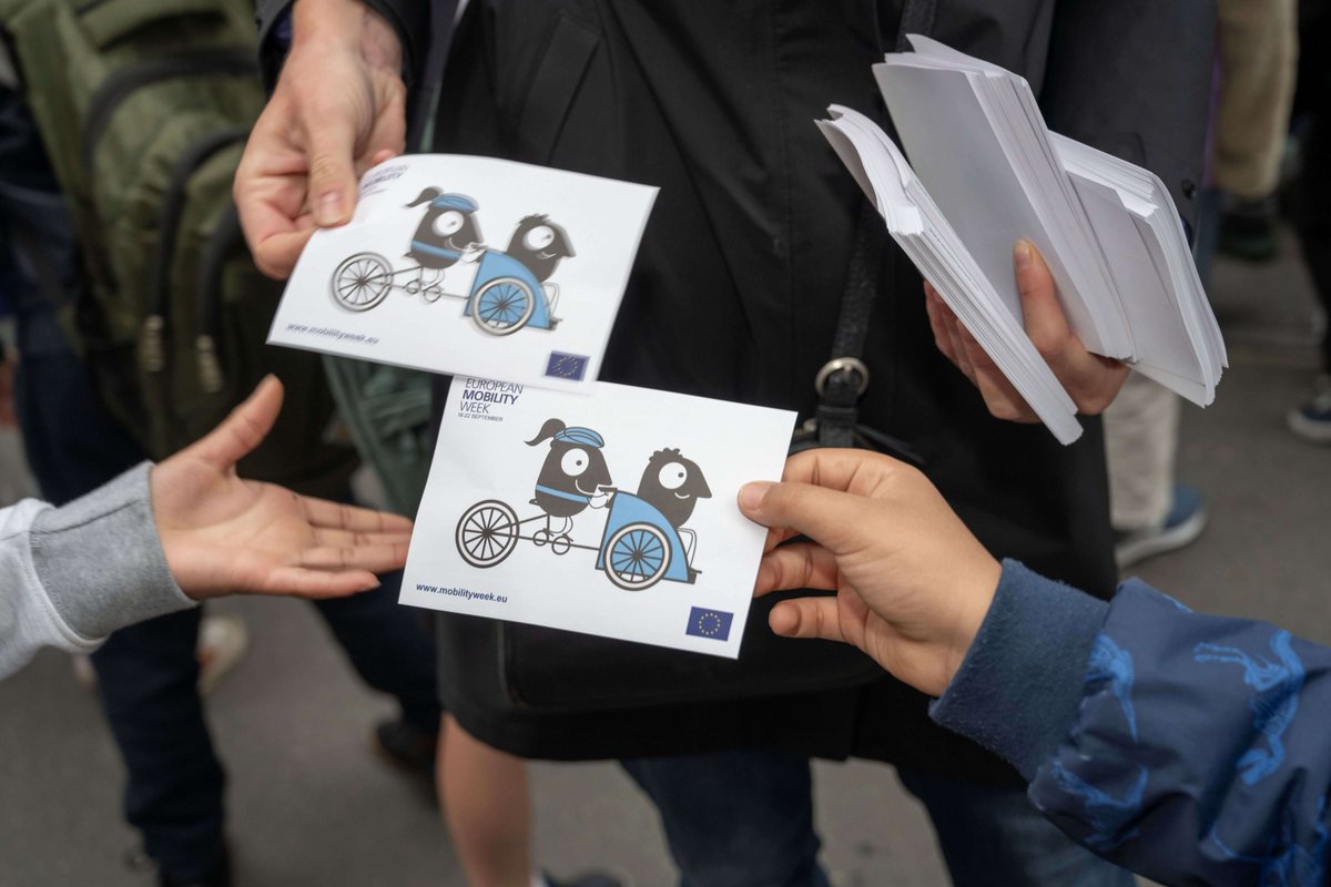 One third of road-related child injuries happen within 250m of a school. This school street shows how we can help pupils arrive to school safely. 🏫

DDG <a href="/HeraldRuijters/">Ruijters</a> <a href="/ThomasdeBethune/">Thomas de Béthune</a> <a href="/EU4BE/">EU Commissie in België / Commission UE en Belgique</a> at #MobilityWeek event in Brussels🇧🇪 with <a href="/CityBrussels/">Brussels (Unofficial account)</a> <a href="/chercheursdair_/">Les chercheurs d'air 🍃</a>