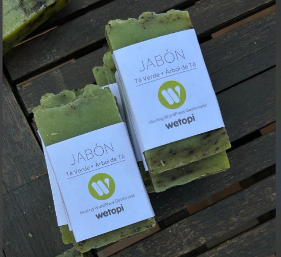 🎁Para ti, que vas a ir a la <a href="/PonteWordCamp/">WordCamp Pontevedra</a> , porque tú lo vales.
Local, natural, ecológico, no le sobra ni le falta nada. Un check de nuestra larga lista de exigencias en toda regla.
Distribuido desde nuestro stand en exclusiva 😎. Minimizando impacto.