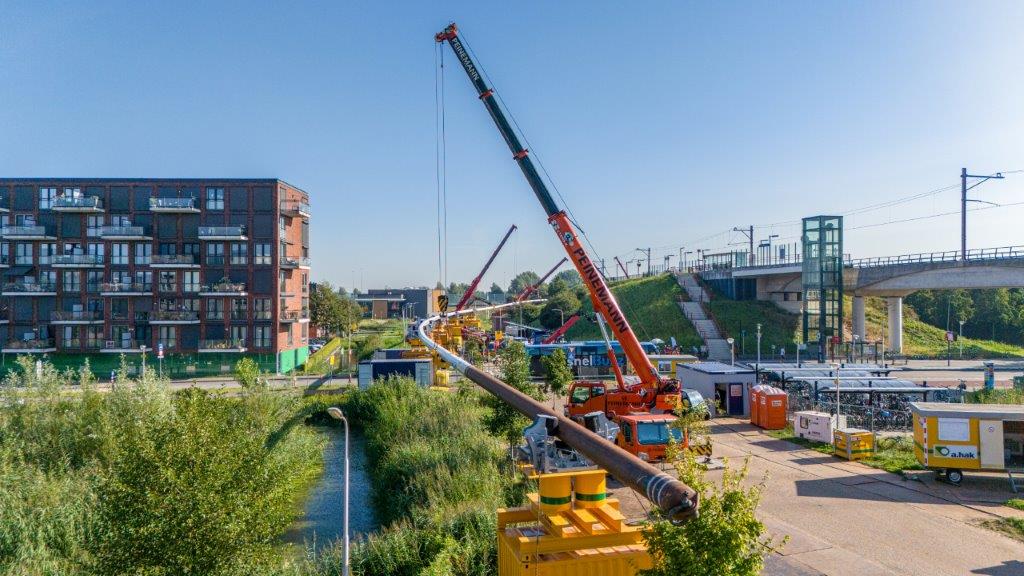 Boring onder de Merwede! Nadat de aanvoerleiding vorige week succesvol is aangelegd is het nu tijd voor de retourleiding. Voorbereidingen worden getroffen voor de boring van de 1.200 meter lange leiding. Meer info op hvcgroep.nl/boring . #warmtenet #sliedrecht #duurzaam