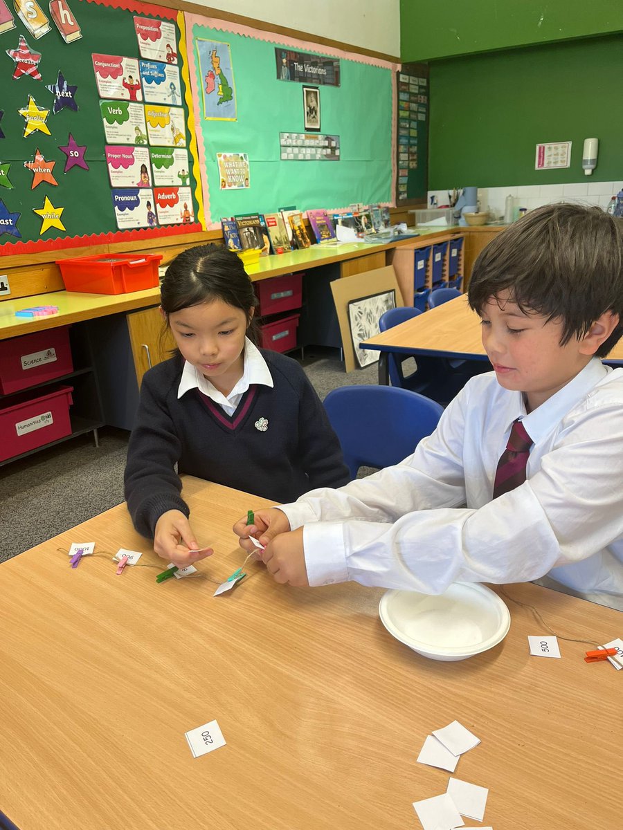 FettesPrep's tweet image. P Form had a great maths lesson exploring number lines to 1000 using pegs and string. They were challenged by open questions to support their critical thinking ⭐️
