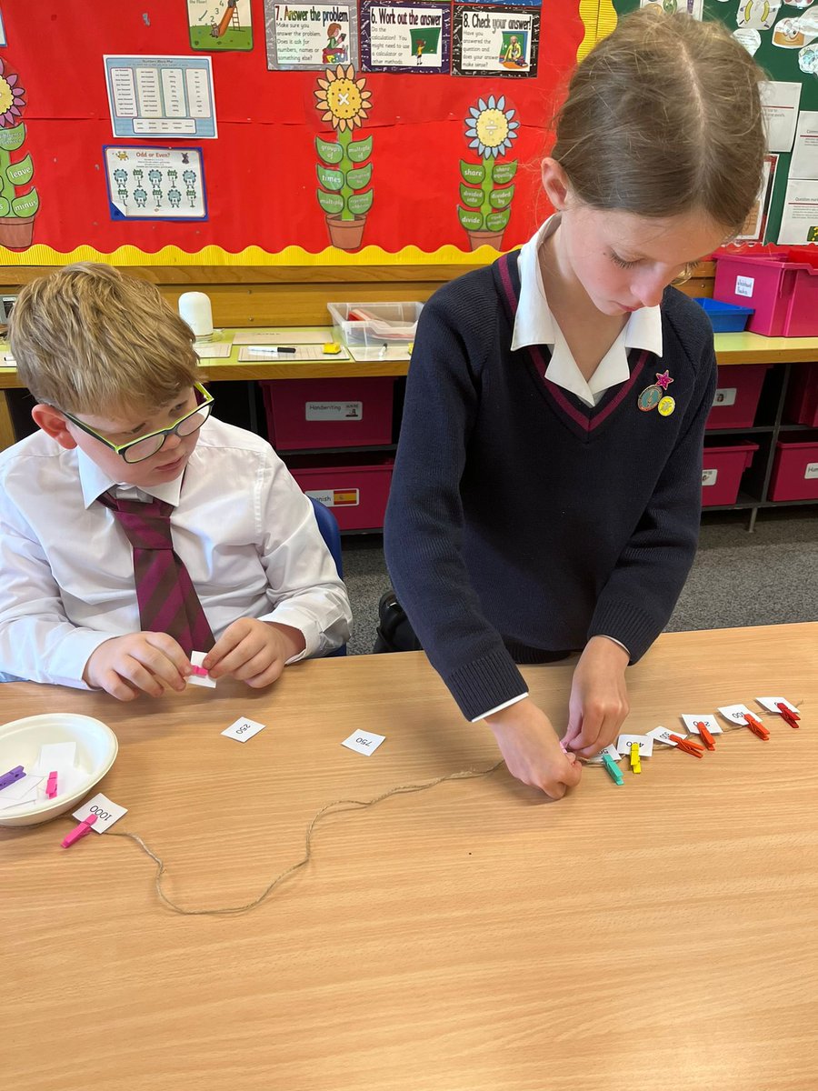 FettesPrep's tweet image. P Form had a great maths lesson exploring number lines to 1000 using pegs and string. They were challenged by open questions to support their critical thinking ⭐️