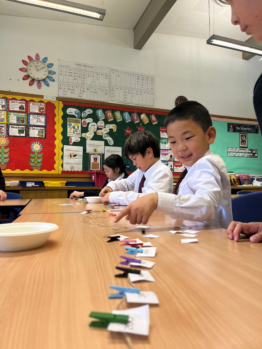 FettesPrep's tweet image. P Form had a great maths lesson exploring number lines to 1000 using pegs and string. They were challenged by open questions to support their critical thinking ⭐️