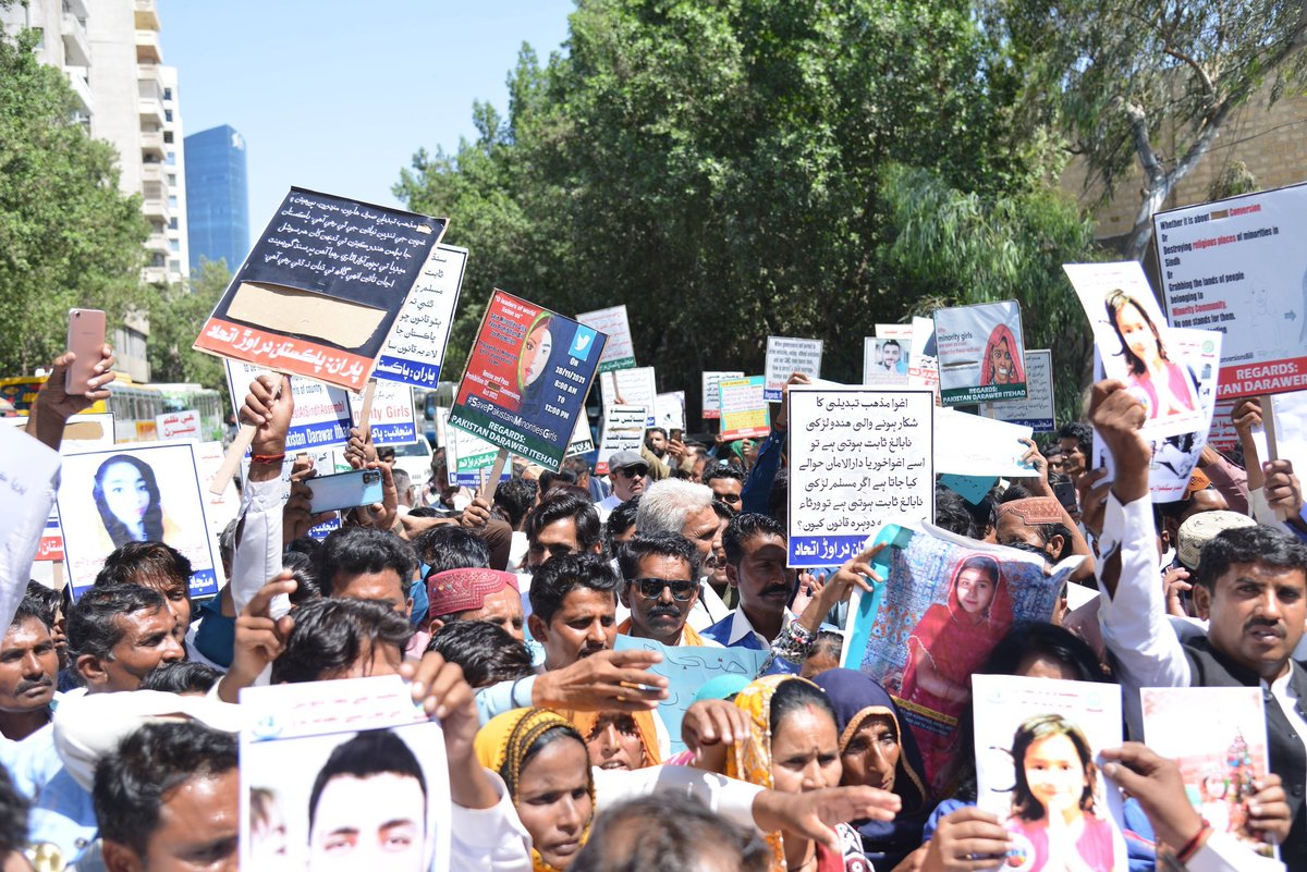 FaqirShiva's tweet photo. Incidents of abducting Sindhi Hindu girls and marrying them after religious conversion are increasing day by day. The federal and provincial governments along with the higher legal institutions should take immediate notice. Sindhi Hindus are in a fearful situation
@BBCUrdu @UN https://t.co/4hxWsPXr7E