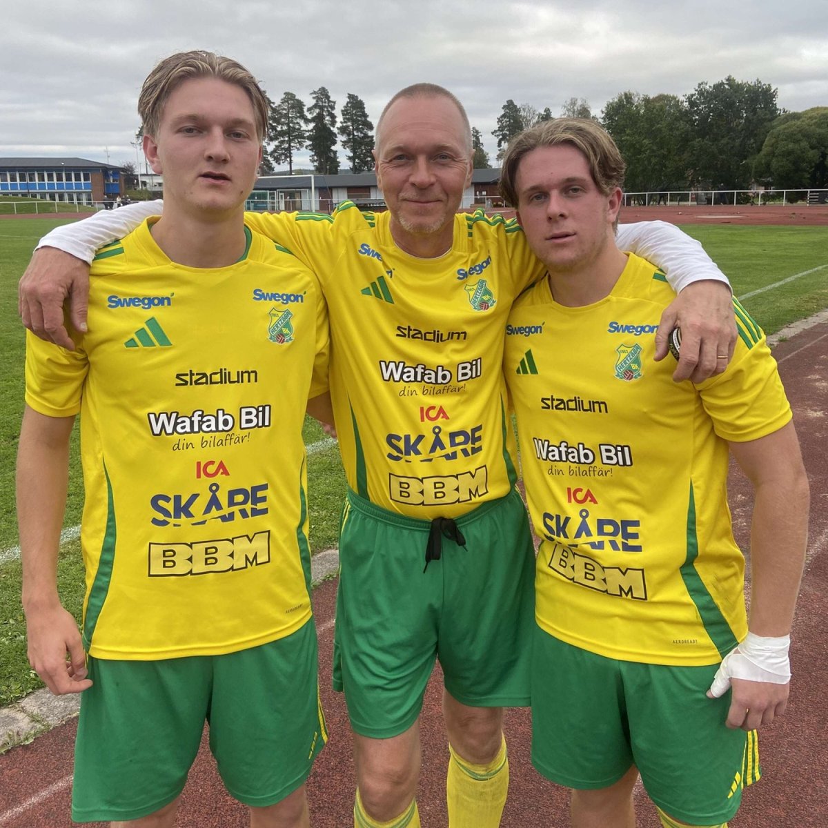 35 år skiljer mellan Ulf Josephson och sonen Elis.

I helgen delade de fotbollsplan tillsammans med storebror Melker.

"Det är något man tänkt på hade varit roligt om det skulle hända, men som man inte trott på"

vf.se/2024/09/16/fam…