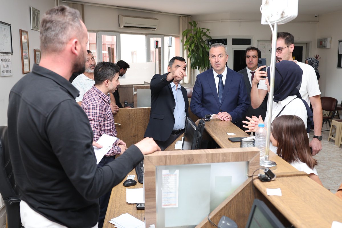 sivasbeltr's tweet photo. 2024-2025 eğitim öğretim yılının başlaması ile birlikte Belediyemizden kırtasiye yardımı alacak öğrenciler için hazırlanan Gülkartlar hak sahiplerine teslim edilmeye başlandı.

Kişi başı 1.250 TL harcama limiti bulunan Gülkartları alan öğrenciler, ihtiyaçlarını şehrimizdeki yerel kırtasiyeci esnaflardan karşılayabilecekler.

Hayat Ağacı Derneği’ni ziyaret ederek personelimize kolaylıklar dileyen Başkanımız Dr. Adem Uzun, hizmet alan hemşehrilerimiz ile hasbihal ederek çocuklarla yakından ilgilendi.

Ziyaret esnasında Aysima isimli bir öğrenciyle de sohbet eden Uzun, Aysima'nın istediği üzerine hatıra defterini imzaladı.