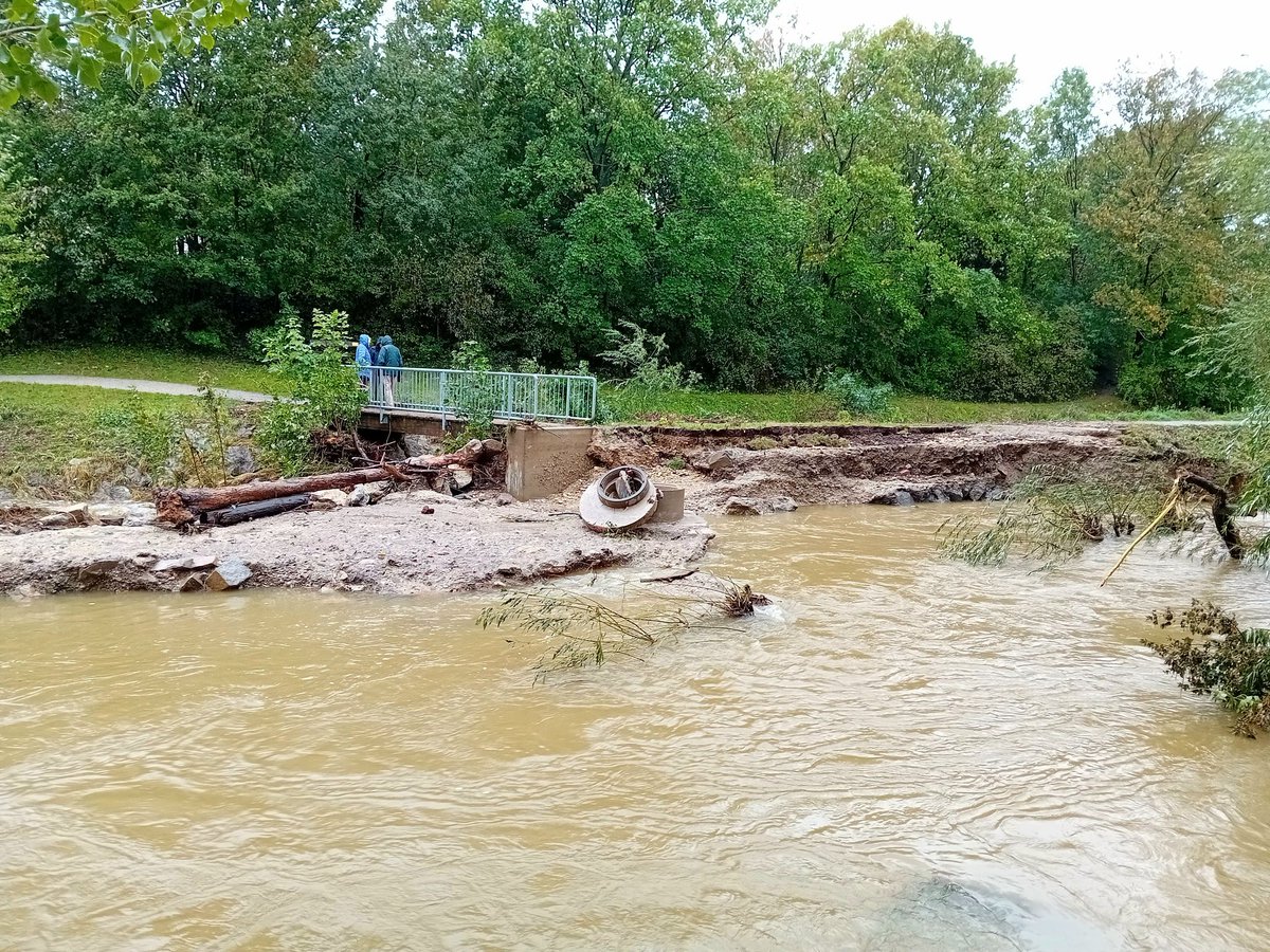 nikzimmer87's tweet photo. An der Mündung der Dürren Liesing in den Liesingbach. Gestern hat das Wasser bis zur Brücke gereicht. #Hochwasser https://t.co/ehxk5dgdX4