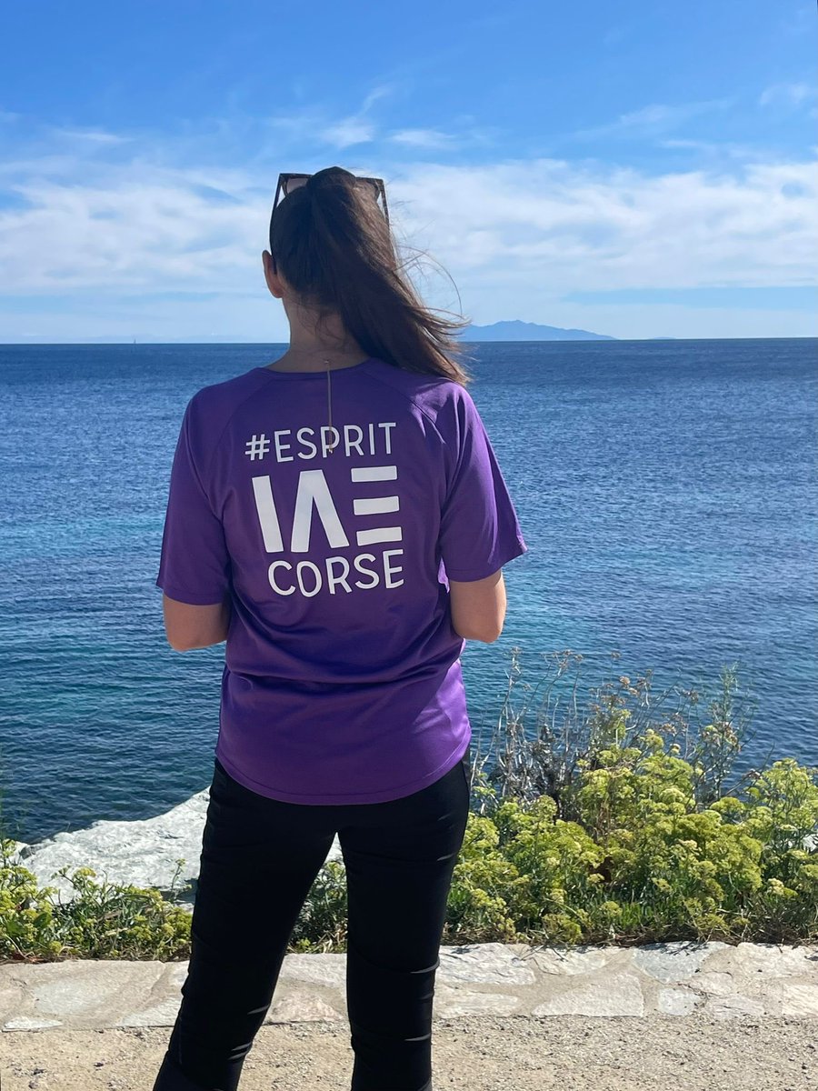 IAE_Corse's tweet photo. [👕𝗜𝗔𝗘 𝗜𝗡 𝗚𝗜𝗥𝗨 🌊] 

Notre série #IAEinGiru continue !

Notre Directrice, Delphine Rosier-Bereni, inaugure cette nouvelle année universitaire en portant fièrement les couleurs de notre IAE🚀💜

👕Plus qu’un t-shirt, un esprit💜

@DelphRB 
@UnivCorse 
@IAEFRANCE https://t.co/bZOo2WSVxI