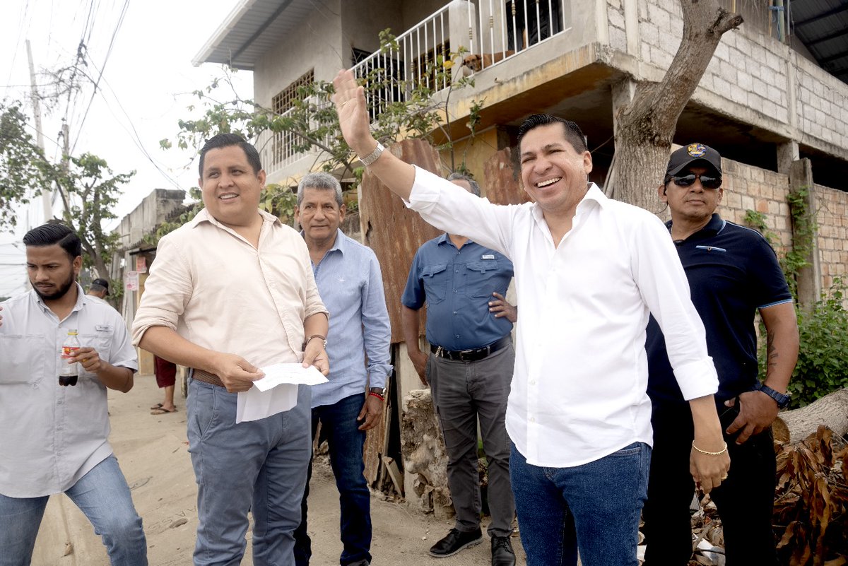 Junto a ellos estamos TRANSFORMANDO MACHALA, en cada barrio, sector, ciudadela; comparten ese deseo de ver familias felices, niños jugando.

Yo sigo siendo el hombre que anhela ver a mi ciudad más bella, nuestro legado para las próximas generaciones, es una MACHALA TRANSFORMADA