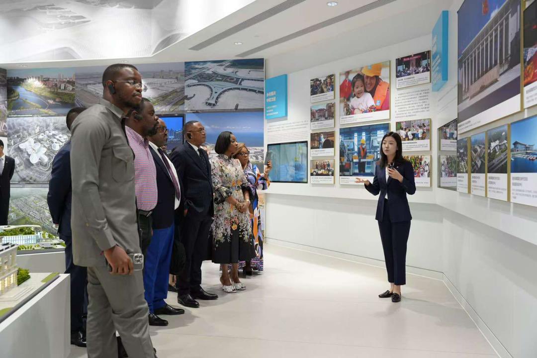 CCNERDC's tweet photo. Signature du MOU pour le projet d'extension de la ville de Kinshasa 

Ce projet de nouvelle capitale administrative modernisera Kinshasa. La CCNE assure l'intégration des entrepreneurs congolais, avec un focus sur le transfert de technologie. https://t.co/0bDvJvTnGn