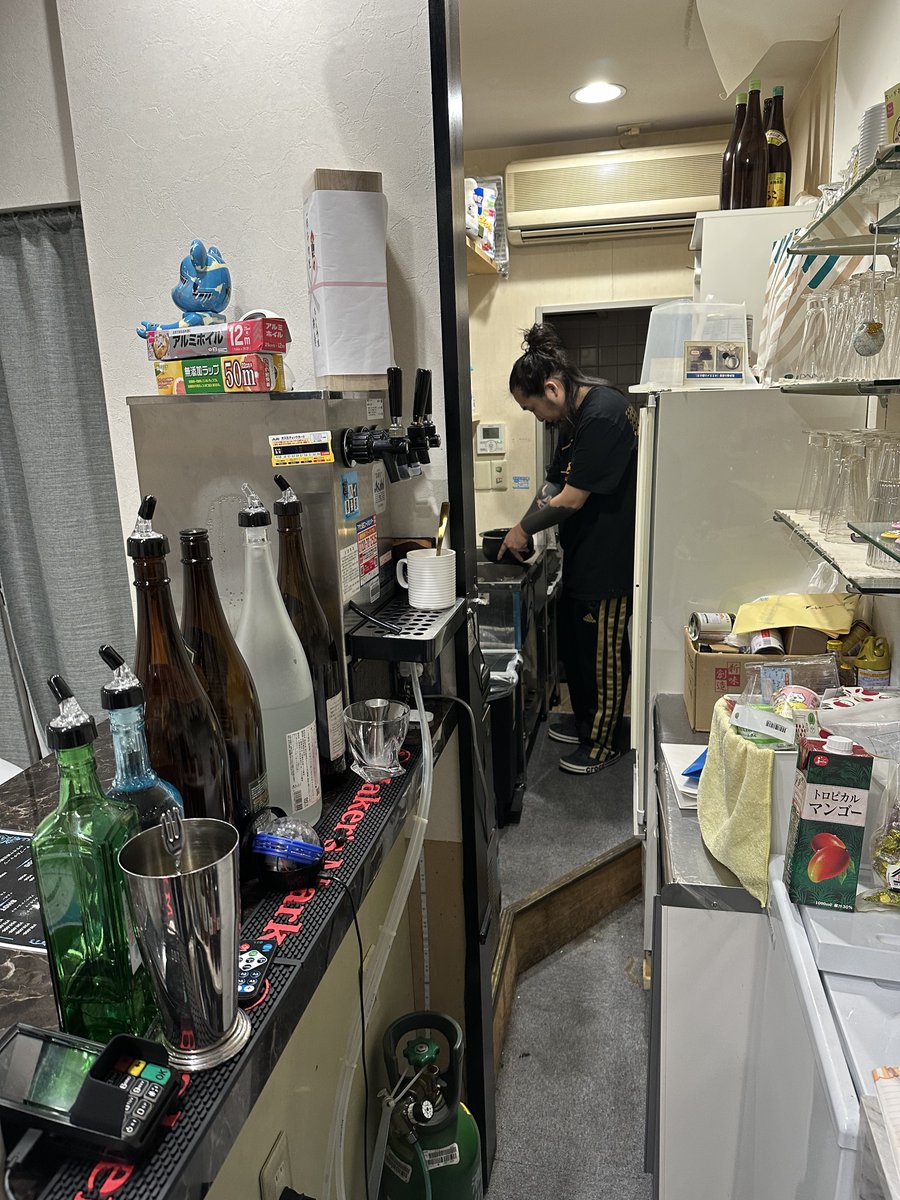 食材持ってきてご飯作ってる人おる笑

チキンオーバーライス5.6食なら作れるみたいやから食べたい人おいでー✌️