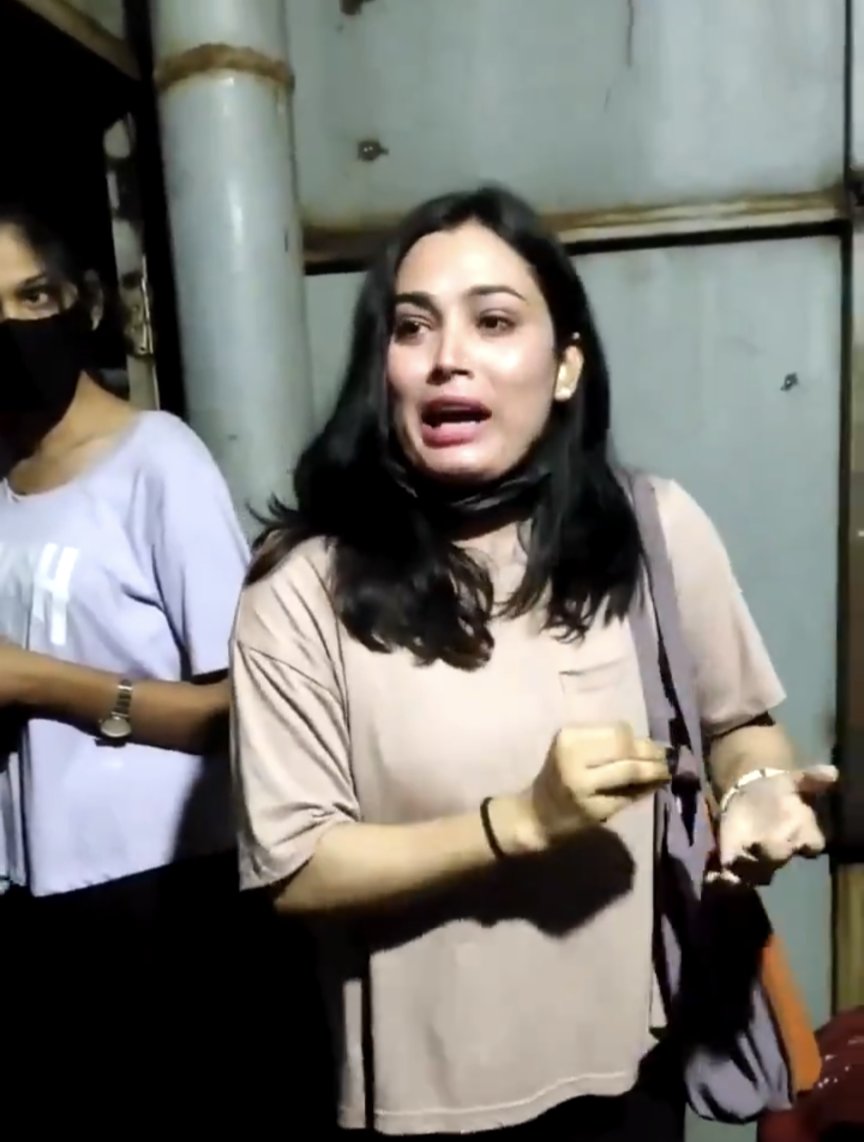 बांग्लादेश हमारा है, मेरा खून यहाँ की मिट्टी में है।

हिन्दू भी जनसंख्या बढायें, अधिक बच्चे पैदा करें।

अधिक बच्चे पैदा करो, अन्यथा हिन्दुओं का अस्तित्व समाप्त हो जायेगा।

हमारी संख्या होगी तभी हम इन इस्लामी कट्टरपंथियों से मुकाबला कर पाएंगे।

आज बांग्लादेश में हमारी हिन्दू