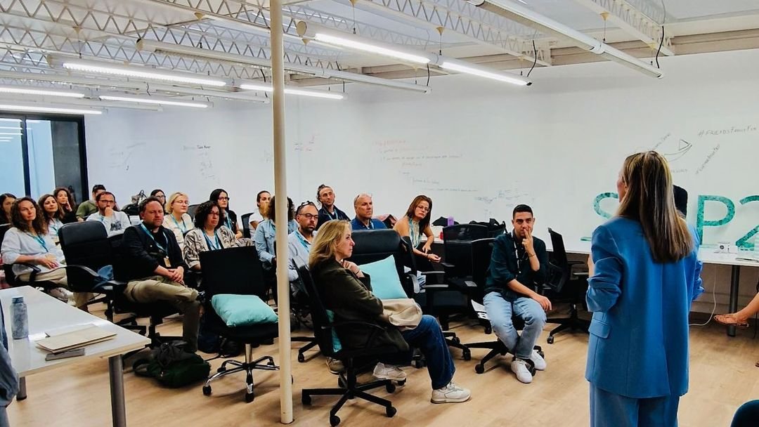 FBSabadell's tweet photo. Arranca la Semana Bootcamp de #BValueTransforma 🚀 Las 10 entidades finalistas trabajarán en su propuesta de valor a través de #workshops. A lo largo del programa 40 voluntarios y voluntarias de @BancoSabadell han acompañado a las entidades. ¡Ganas de ver como evolucionan sus iniciativas!
#Innovación #LaCulturadelTalento @Ship2BFound