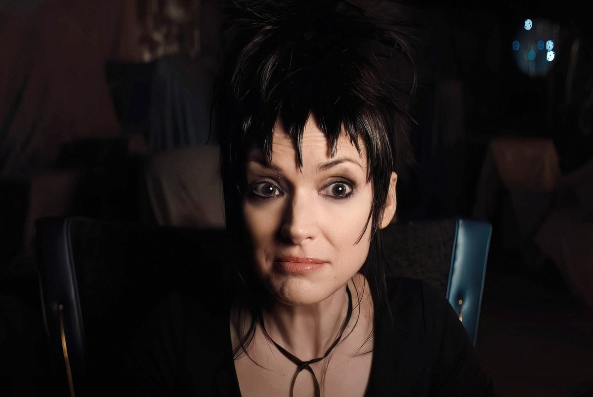 Watched Beetlejuice 2 for the second time and I kept getting distracted by Lydia's bangs😭
They used to look like regular bangs just gathered into spikes but now they look like they got chopped into triangles lmaoo