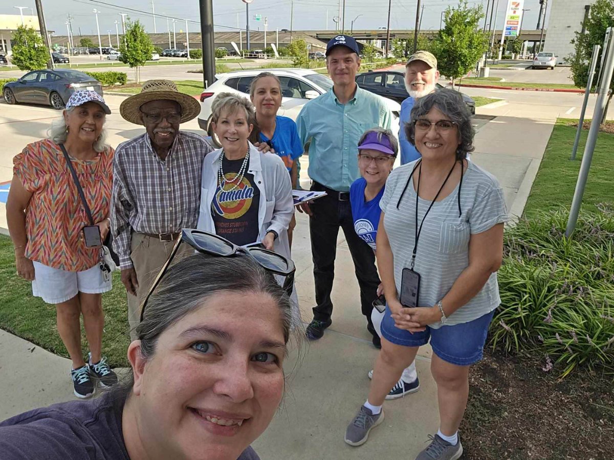 CrewsforTX's tweet photo. Knocking on doors with the @BaytownAreaDems and @daynasteele for #CD36! We’re putting in sweat equity to #TurnTexasBlue. 🗳️
#CrewsForHD128
#VoteBlueDownBallot https://t.co/bsy9hZgSUk