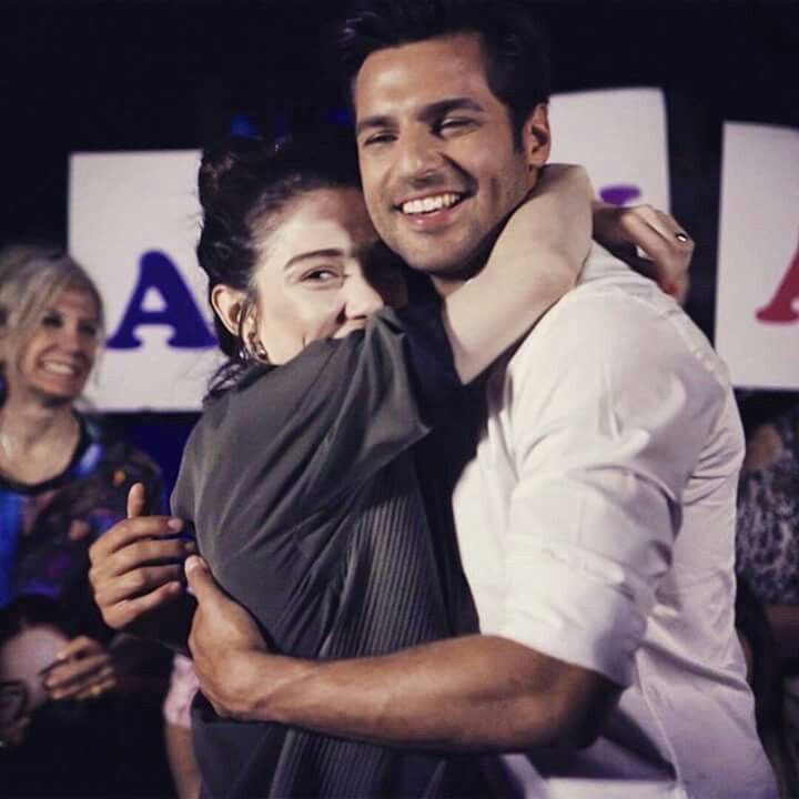 Uzun zaman sonra burada olmanın verdiği mutluluk; ÖyAz’ın en içten gülüşleriyle birbirlerine sarılışları gibi hissettiriyor…