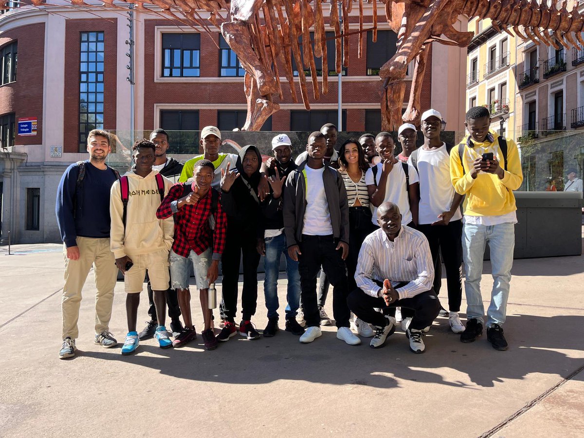 Accem_ong's tweet image. Un grupo de personas acogidas en el #CAED de Alcalá de Henares participó en una visita guiada por el edificio CaixaForum, una oportunidad para conocer de primera mano un espacio emblemático e importante en el mundo de la cultura. #AcogemosEIntegramos