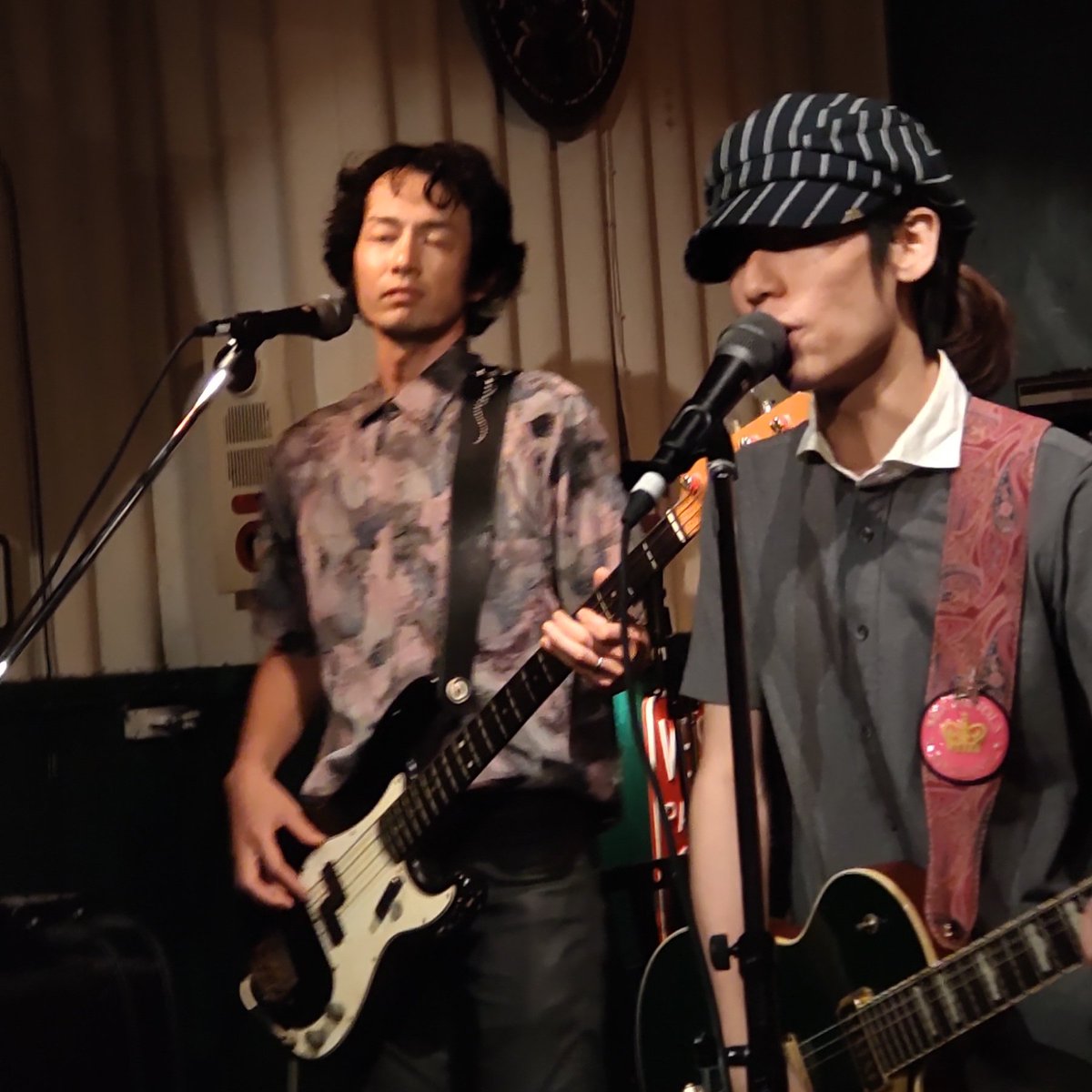 natuboumiekoku1's tweet photo. 2024.9.16
横浜クラセンにて
#LetherTurf
#アイザックウシワカ #TheMania
3マンLive参戦①
先ずは推しのアイザックウシワカ
久々に聴いたフルバンでのLive Soundは益々円熟味を増して良い感じ。
Supportの Gt友森昭一氏exREBECCA& Drの松本淳氏UGUISSがSoundにより厚みと深みを与えてました。 https://t.co/D4Xy1H4EV9