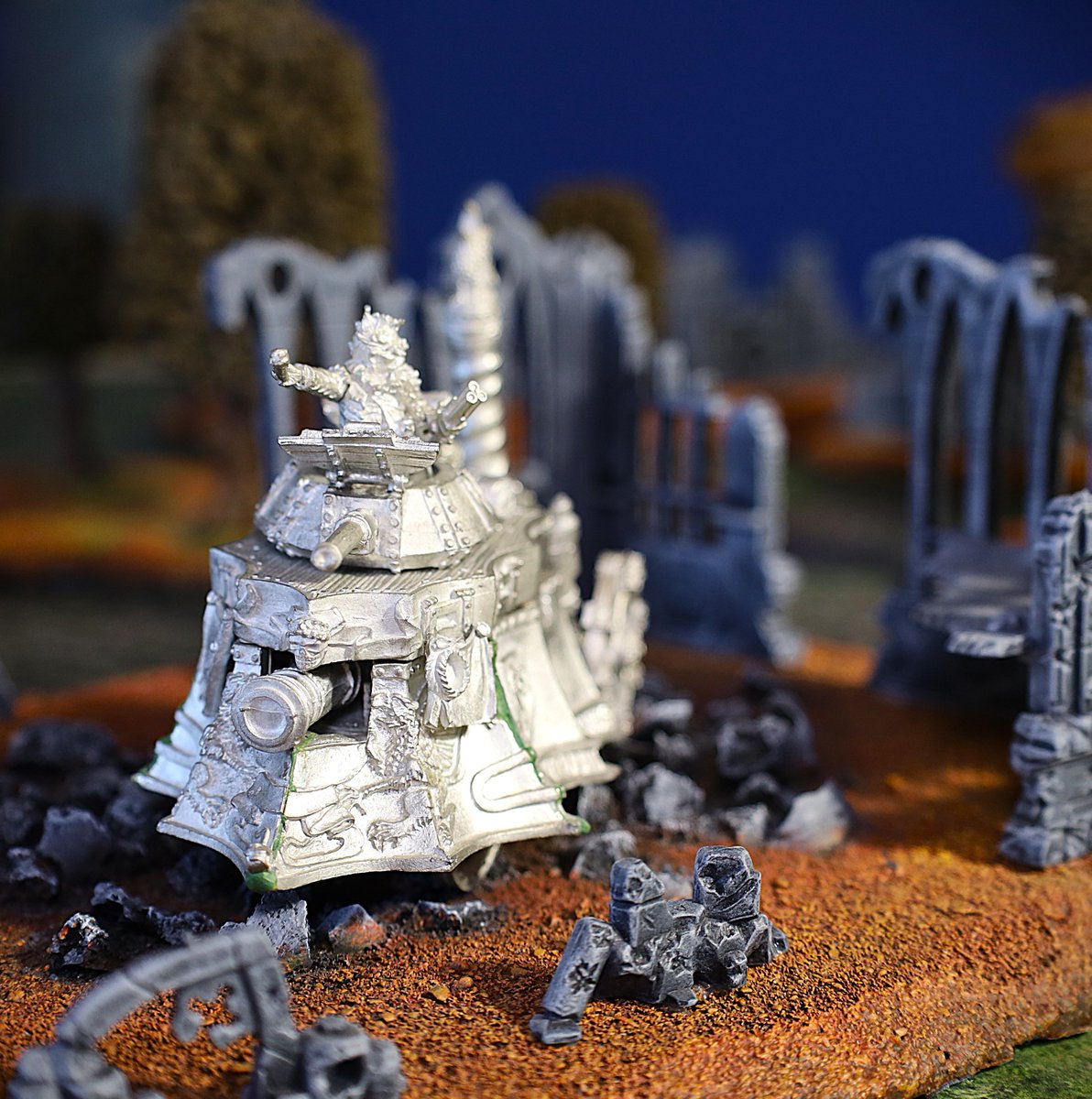 Traderwarp's tweet photo. "The infamous Steam Tank was invented by the inspired (some would say crazy) Leonardo de Miragliano. He was a brilliantly talented man whose mind was never at rest. The Steam Tank was his highest recognised achievement..."
Excerpt from Games Workshop 2002 Annual. https://t.co/SJ5tijvMlr