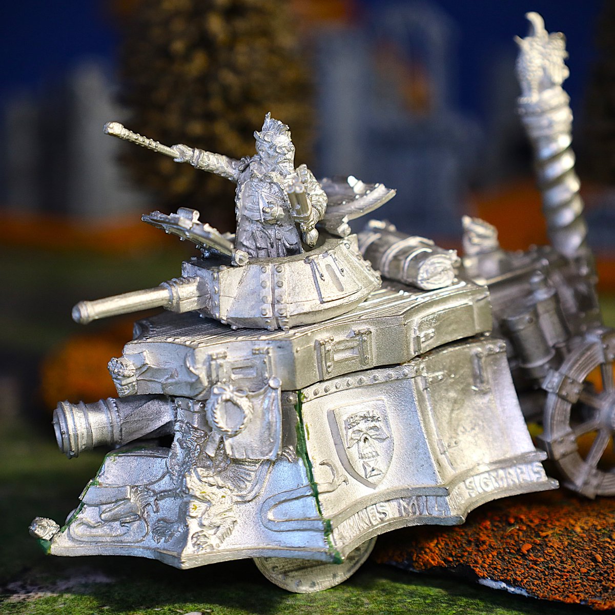 Traderwarp's tweet photo. "The infamous Steam Tank was invented by the inspired (some would say crazy) Leonardo de Miragliano. He was a brilliantly talented man whose mind was never at rest. The Steam Tank was his highest recognised achievement..."
Excerpt from Games Workshop 2002 Annual. https://t.co/SJ5tijvMlr