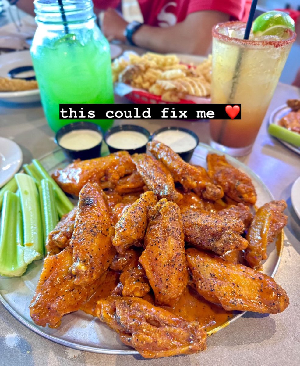 Pluckers's tweet photo. need these wings 🤤🤤🤤 https://t.co/SPe4sMBtU3