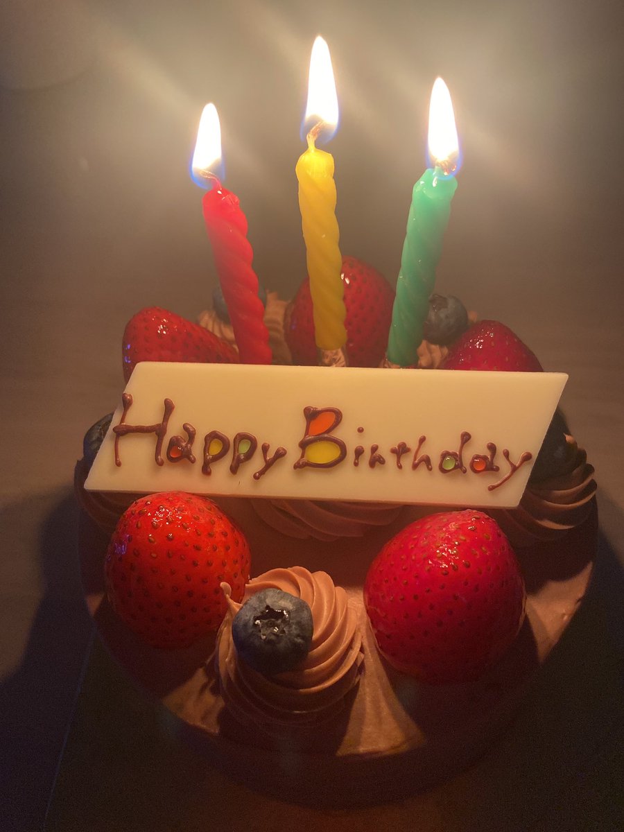 shoko506's tweet photo. SNSやLINEでのたくさんのおめでとうをありがとうございます🥰
昨日で２０代は終わり、今日から３０代に突入しましたっ！！
これからもカッコいい女性を目指して…毎日を全力で過ごしていきます💕

ケーキ、帽子、お肉🤩
どれも嬉しすぎでした💋
みなさんいつもホントにありがとうございます✨ https://t.co/y2ZvcYkJcw