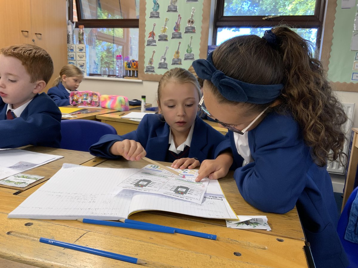 SaintNicksSch's tweet photo. #StNicksYear3, explored place value with numbers up to 1000 in their maths lesson! Pupils teamed up to solve problems and then took the fun outside, creating a human number line to practice odd/even numbers using terms like "greater than" and "smaller than."
#StNicksLower https://t.co/xlodaweWHr