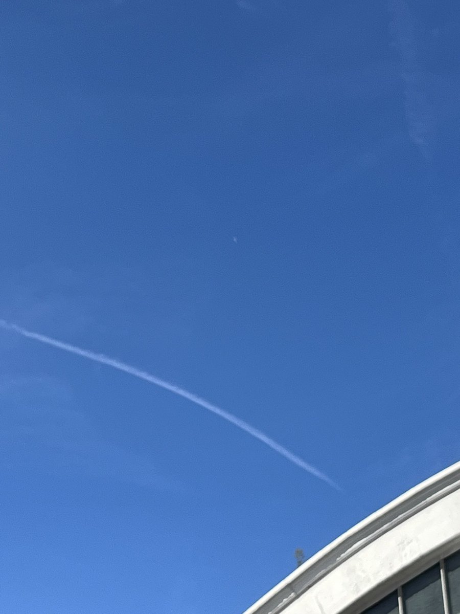 Metropolis_UK's tweet photo. UFO spotted in west london sky https://t.co/9NOO9aOB1c