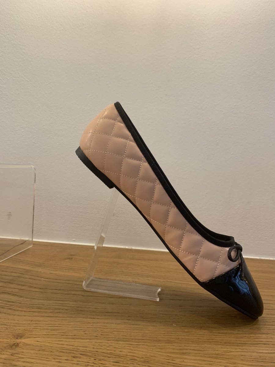 letbelewi's tweet photo. Brand New French Sole Pink Quilted Leather Ballet Flats with Black Patent Toe Cap size 39 https://t.co/pwkxSf51A7